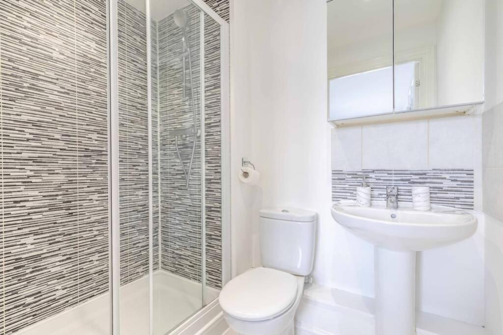 2 Bed & 2 Bath Cosy Apartment Slough- Free Parking Exterior photo