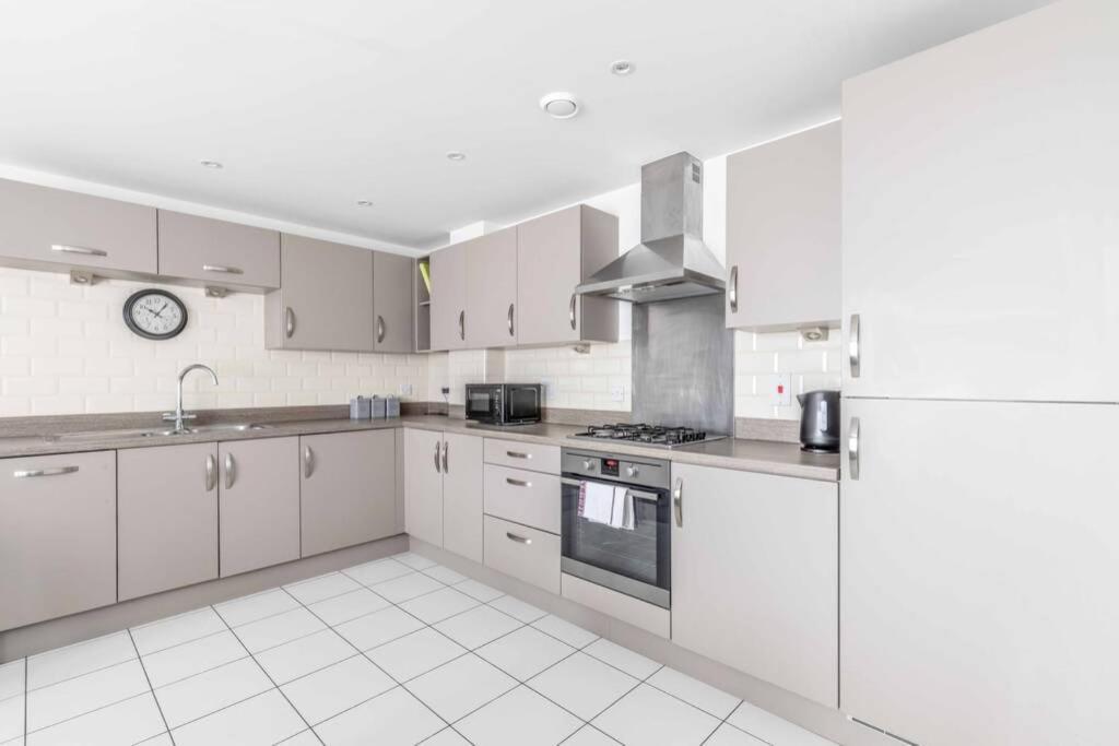 2 Bed & 2 Bath Cosy Apartment Slough- Free Parking Exterior photo