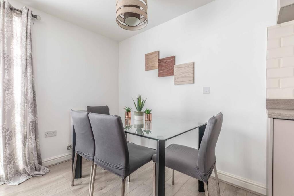 2 Bed & 2 Bath Cosy Apartment Slough- Free Parking Exterior photo