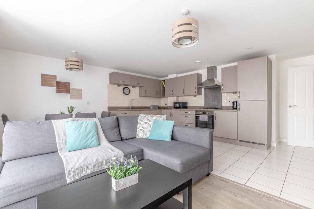 2 Bed & 2 Bath Cosy Apartment Slough- Free Parking Exterior photo