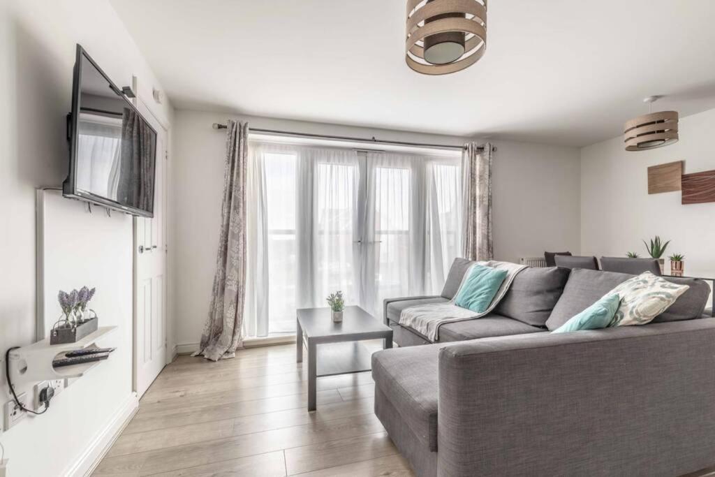 2 Bed & 2 Bath Cosy Apartment Slough- Free Parking Exterior photo